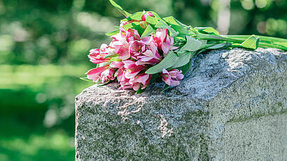 Mit Blumen bepflanzte Gräber